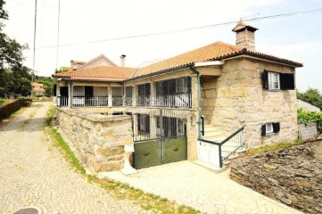 House 4 Bedrooms in Morgade