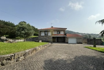 House 4 Bedrooms in Oliveira (Santa Maria)