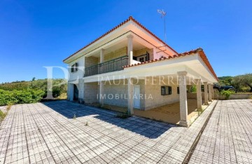 House 4 Bedrooms in Torre de Dona Chama