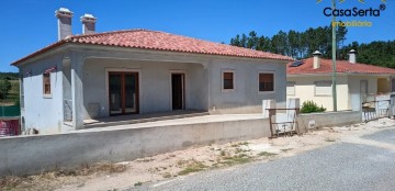House 3 Bedrooms in Cabeçudo