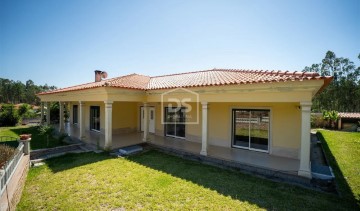 House 4 Bedrooms in Milagres