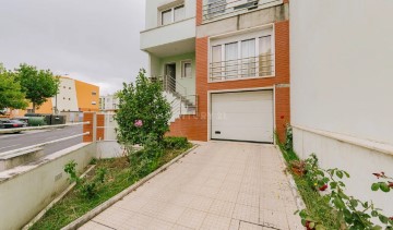 House 3 Bedrooms in Camarate, Unhos e Apelação