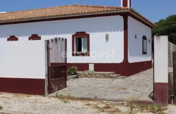 House 4 Bedrooms in Campo e Campinho