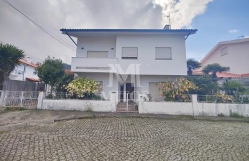 House 4 Bedrooms in Areosa