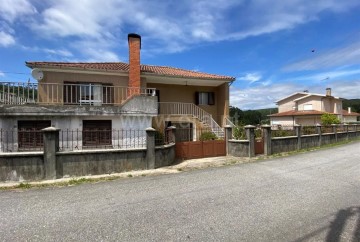 House 4 Bedrooms in Nogueira, Meixedo e Vilar de Murteda