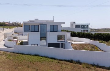 House 4 Bedrooms in Ribamar