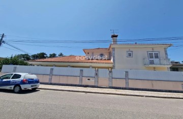 House 6 Bedrooms in Charneca de Caparica e Sobreda