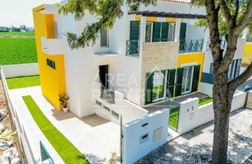 House 4 Bedrooms in Canha