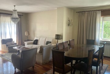 Apartment 5 Bedrooms in Cidade da Maia