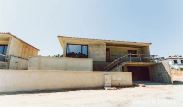 House 4 Bedrooms in Milagres