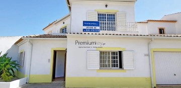 House 3 Bedrooms in Alcantarilha e Pêra