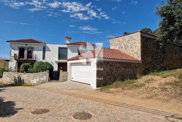 House 4 Bedrooms in Campo e Sobrado