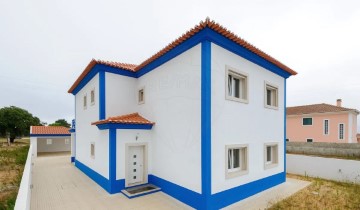 House 4 Bedrooms in Biscaínho