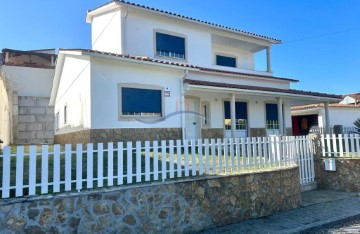 House 4 Bedrooms in Milagres