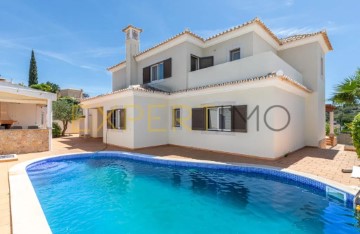 House 4 Bedrooms in São Clemente