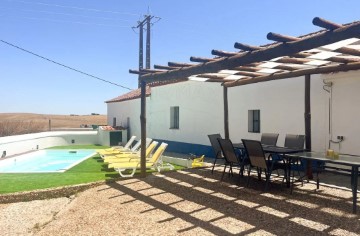 House 3 Bedrooms in Capelins (Santo António)