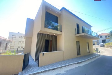 Maison 3 Chambres à Golães