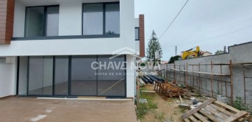 House 4 Bedrooms in Canidelo