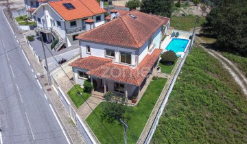 House 5 Bedrooms in Medelo