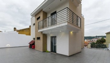 House 4 Bedrooms in Odivelas
