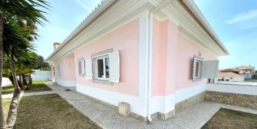 House 3 Bedrooms in Sesimbra (Castelo)