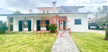 House 4 Bedrooms in Sangalhos