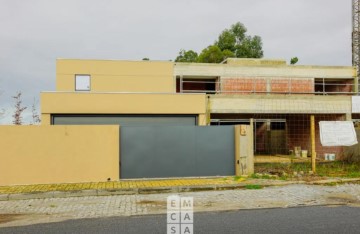 House 4 Bedrooms in Santa Maria da Feira, Travanca, Sanfins e Espargo