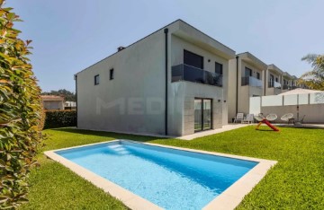 House 3 Bedrooms in Louro
