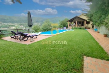 House 4 Bedrooms in Santiago de Piães