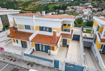 House 3 Bedrooms in Mina de Água