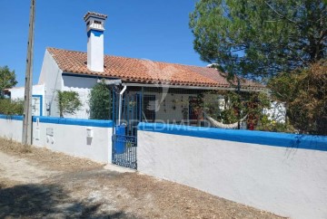 House 3 Bedrooms in Capelins (Santo António)