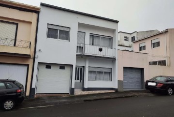 Moradia 4 Quartos em Ponta Delgada (São Sebastião)