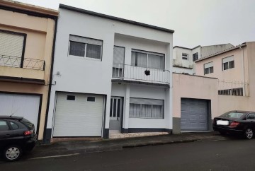 House 4 Bedrooms in Ponta Delgada (São Sebastião)