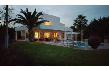 House 3 Bedrooms in Santa Bárbara de Nexe