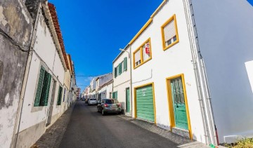 House 4 Bedrooms in Ponta Delgada (São Pedro)