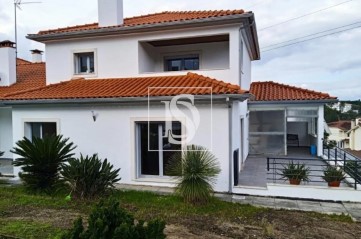 House 4 Bedrooms in Parceiros e Azoia