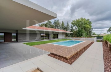 House 4 Bedrooms in Santo Estevão