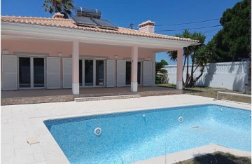 House 5 Bedrooms in Sesimbra (Castelo)