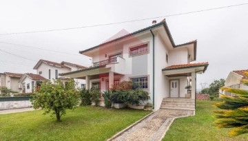 House 4 Bedrooms in Lage