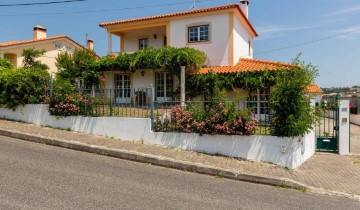 House 4 Bedrooms in Batalha