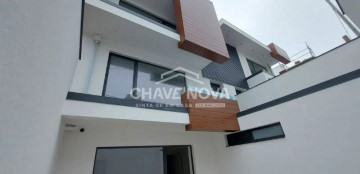 House 4 Bedrooms in Canidelo