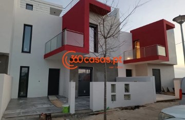 House 4 Bedrooms in Olhão