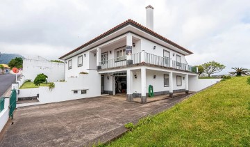 House 4 Bedrooms in Vila Franca do Campo (São Pedro)