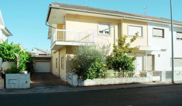 House 4 Bedrooms in Espinhosela