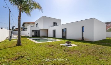 House 4 Bedrooms in Arcozelo