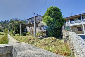 House 4 Bedrooms in Golães