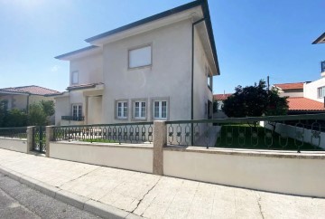 House 5 Bedrooms in Póvoa de Lanhoso (Nossa Senhora do Amparo)