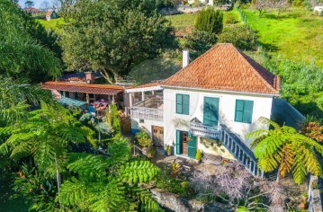 House 4 Bedrooms in São Jorge