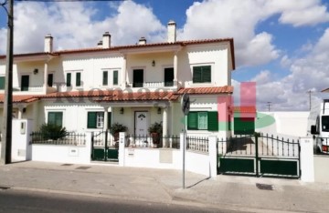 House 4 Bedrooms in Fazendas de Almeirim