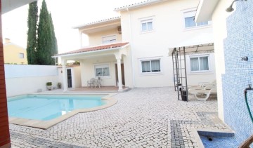 House 5 Bedrooms in Nossa Senhora de Fátima